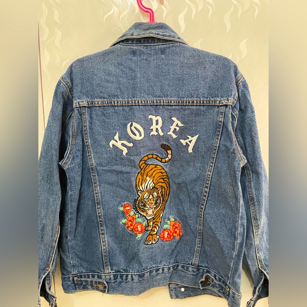 Forever21 embroidered jeans jacket •Size:small •No damage•Relaxed casual fit - Picture 6 of 8